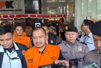 Bupati Pemalang Anom Widiyantoro mengenakan rompi tahanan oranye saat dikeluarkan petugas dari Gedung Merah Putih KPK, Kamis (30/7/2026), resmi ditahan pasca terjaring Operasi Tangkap Tangan dugaan suap proyek dan jabatan. Foto: Ist.