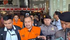 Bupati Pemalang Anom Widiyantoro mengenakan rompi tahanan oranye saat dikeluarkan petugas dari Gedung Merah Putih KPK, Kamis (30/7/2026), resmi ditahan pasca terjaring Operasi Tangkap Tangan dugaan suap proyek dan jabatan. Foto: Ist.