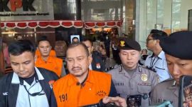 Bupati Pemalang Anom Widiyantoro mengenakan rompi tahanan oranye saat dikeluarkan petugas dari Gedung Merah Putih KPK, Kamis (30/7/2026), resmi ditahan pasca terjaring Operasi Tangkap Tangan dugaan suap proyek dan jabatan. Foto: Ist.