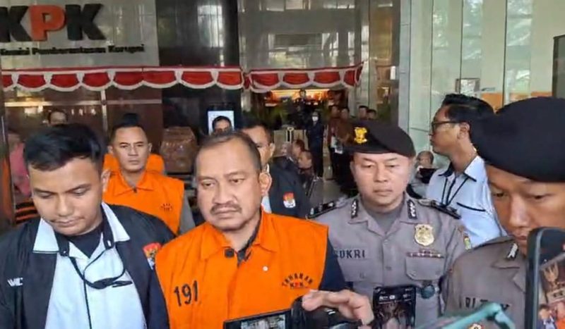 Bupati Pemalang Anom Widiyantoro mengenakan rompi tahanan oranye saat dikeluarkan petugas dari Gedung Merah Putih KPK, Kamis (30/7/2026), resmi ditahan pasca terjaring Operasi Tangkap Tangan dugaan suap proyek dan jabatan. Foto: Ist.