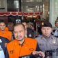 Bupati Pemalang Anom Widiyantoro mengenakan rompi tahanan oranye saat dikeluarkan petugas dari Gedung Merah Putih KPK, Kamis (30/7/2026), resmi ditahan pasca terjaring Operasi Tangkap Tangan dugaan suap proyek dan jabatan. Foto: Ist.