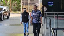 Bupati Sukoharjo Etik Suryani (masker hitam) tiba di Gedung KPK. Foto: Ist.
