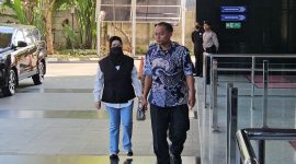 Bupati Sukoharjo Etik Suryani (masker hitam) tiba di Gedung KPK. Foto: Ist.
