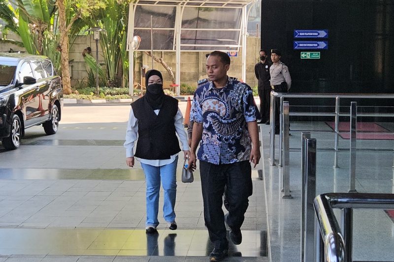 Bupati Sukoharjo Etik Suryani (masker hitam) tiba di Gedung KPK. Foto: Ist.