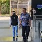 Bupati Sukoharjo Etik Suryani (masker hitam) tiba di Gedung KPK. Foto: Ist.