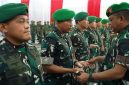 Danrem 011/Lilawangsa Brigjen TNI Ali Imran memimpin upacara serah terima jabatan lima Dandim di Gedung KNPI Makorem 011/Lilawangsa, Lhokseumawe. Foto: Ist.