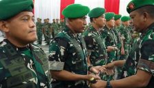 Danrem 011/Lilawangsa Brigjen TNI Ali Imran memimpin upacara serah terima jabatan lima Dandim di Gedung KNPI Makorem 011/Lilawangsa, Lhokseumawe. Foto: Ist.