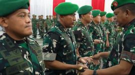 Danrem 011/Lilawangsa Brigjen TNI Ali Imran memimpin upacara serah terima jabatan lima Dandim di Gedung KNPI Makorem 011/Lilawangsa, Lhokseumawe. Foto: Ist.