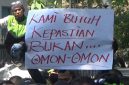 Ratusan driver ojol menggelar aksi demonstrasi di depan Gedung DPRD Sumut menuntut potongan aplikasi maksimal 8 persen. Foto: Ist.