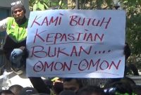 Ratusan driver ojol menggelar aksi demonstrasi di depan Gedung DPRD Sumut menuntut potongan aplikasi maksimal 8 persen. Foto: Ist.
