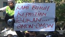 Ratusan driver ojol menggelar aksi demonstrasi di depan Gedung DPRD Sumut menuntut potongan aplikasi maksimal 8 persen. Foto: Ist.