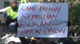 Ratusan driver ojol menggelar aksi demonstrasi di depan Gedung DPRD Sumut menuntut potongan aplikasi maksimal 8 persen. Foto: Ist.