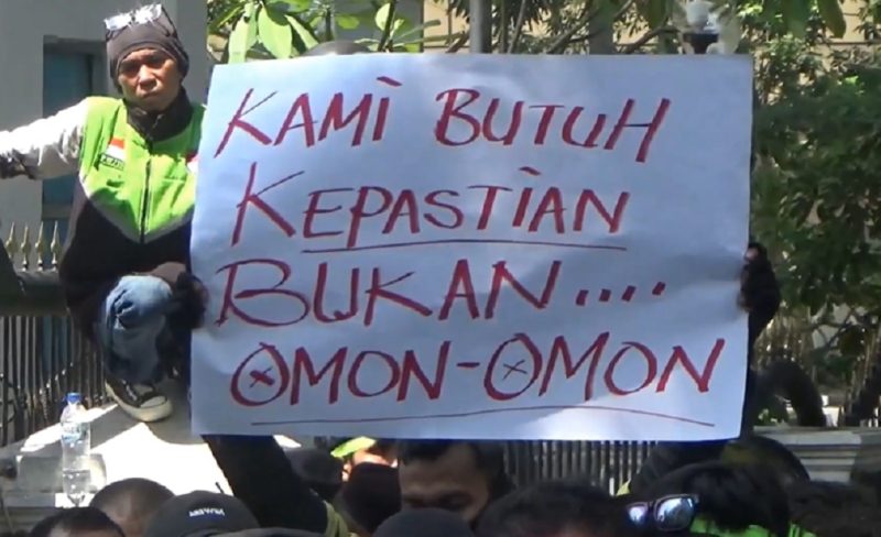 Ratusan driver ojol menggelar aksi demonstrasi di depan Gedung DPRD Sumut menuntut potongan aplikasi maksimal 8 persen. Foto: Ist.