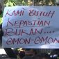 Ratusan driver ojol menggelar aksi demonstrasi di depan Gedung DPRD Sumut menuntut potongan aplikasi maksimal 8 persen. Foto: Ist.