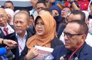 Terdakwa kasus dugaan pencemaran nama baik dan fitnah, Tifauzia Tyassuma alias Dokter Tifa (tengah), memberikan keterangan kepada awak media usai sidang pembacaan eksepsi di Pengadilan Negeri Jakarta Timur, Kamis (9/7/2026). Foto: Ist.