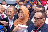 Terdakwa kasus dugaan pencemaran nama baik dan fitnah, Tifauzia Tyassuma alias Dokter Tifa (tengah), memberikan keterangan kepada awak media usai sidang pembacaan eksepsi di Pengadilan Negeri Jakarta Timur, Kamis (9/7/2026). Foto: Ist.