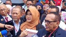 Terdakwa kasus dugaan pencemaran nama baik dan fitnah, Tifauzia Tyassuma alias Dokter Tifa (tengah), memberikan keterangan kepada awak media usai sidang pembacaan eksepsi di Pengadilan Negeri Jakarta Timur, Kamis (9/7/2026). Foto: Ist.