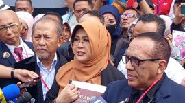 Terdakwa kasus dugaan pencemaran nama baik dan fitnah, Tifauzia Tyassuma alias Dokter Tifa (tengah), memberikan keterangan kepada awak media usai sidang pembacaan eksepsi di Pengadilan Negeri Jakarta Timur, Kamis (9/7/2026). Foto: Ist.