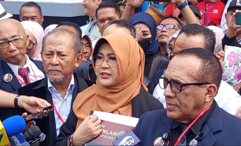 Terdakwa kasus dugaan pencemaran nama baik dan fitnah, Tifauzia Tyassuma alias Dokter Tifa (tengah), memberikan keterangan kepada awak media usai sidang pembacaan eksepsi di Pengadilan Negeri Jakarta Timur, Kamis (9/7/2026). Foto: Ist.
