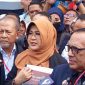 Terdakwa kasus dugaan pencemaran nama baik dan fitnah, Tifauzia Tyassuma alias Dokter Tifa (tengah), memberikan keterangan kepada awak media usai sidang pembacaan eksepsi di Pengadilan Negeri Jakarta Timur, Kamis (9/7/2026). Foto: Ist.