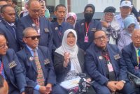 Terdakwa kasus dugaan fitnah ijazah, Tifauzia Tyassuma alias Dokter Tifa (tengah berhijab putih), memberikan keterangan kepada awak media usai persidangan putusan sela di Pengadilan Negeri Jakarta Timur, Kamis (23/7/2026). Didampingi tim kuasa hukumnya dari Tim Pembela Dokter Tifa (TPDT), Dokter Tifa menegaskan komitmennya untuk terus memperjuangkan kebenaran meski majelis hakim mengabulkan eksepsinya. Foto: Ist.