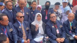 Terdakwa kasus dugaan fitnah ijazah, Tifauzia Tyassuma alias Dokter Tifa (tengah berhijab putih), memberikan keterangan kepada awak media usai persidangan putusan sela di Pengadilan Negeri Jakarta Timur, Kamis (23/7/2026). Didampingi tim kuasa hukumnya dari Tim Pembela Dokter Tifa (TPDT), Dokter Tifa menegaskan komitmennya untuk terus memperjuangkan kebenaran meski majelis hakim mengabulkan eksepsinya. Foto: Ist.