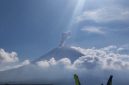 Gunung Semeru kembali erupsi dengan memuntahkan abu vulkanik setinggi 1.200 meter, Senin (6/7/2026) sore WIB. Foto: Ist.