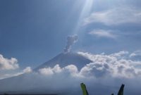 Gunung Semeru kembali erupsi dengan memuntahkan abu vulkanik setinggi 1.200 meter, Senin (6/7/2026) sore WIB. Foto: Ist.