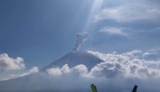 Gunung Semeru kembali erupsi dengan memuntahkan abu vulkanik setinggi 1.200 meter, Senin (6/7/2026) sore WIB. Foto: Ist.