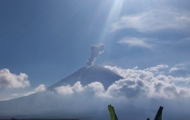 Gunung Semeru kembali erupsi dengan memuntahkan abu vulkanik setinggi 1.200 meter, Senin (6/7/2026) sore WIB. Foto: Ist.