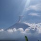 Gunung Semeru kembali erupsi dengan memuntahkan abu vulkanik setinggi 1.200 meter, Senin (6/7/2026) sore WIB. Foto: Ist.