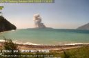 Gunung Anak Krakatau erupsi pada Rabu (8/7/2026) dengan kolom abu mencapai 200 meter di atas puncak. Warga dan wisatawan diminta menjauhi radius 3 kilometer dari kawah aktif. (Foto: PVMBG)