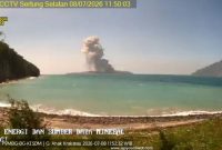 Gunung Anak Krakatau erupsi pada Rabu (8/7/2026) dengan kolom abu mencapai 200 meter di atas puncak. Warga dan wisatawan diminta menjauhi radius 3 kilometer dari kawah aktif. (Foto: PVMBG)