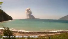 Gunung Anak Krakatau erupsi pada Rabu (8/7/2026) dengan kolom abu mencapai 200 meter di atas puncak. Warga dan wisatawan diminta menjauhi radius 3 kilometer dari kawah aktif. (Foto: PVMBG)