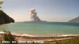 Gunung Anak Krakatau erupsi pada Rabu (8/7/2026) dengan kolom abu mencapai 200 meter di atas puncak. Warga dan wisatawan diminta menjauhi radius 3 kilometer dari kawah aktif. (Foto: PVMBG)