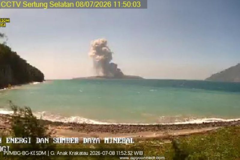 Gunung Anak Krakatau erupsi pada Rabu (8/7/2026) dengan kolom abu mencapai 200 meter di atas puncak. Warga dan wisatawan diminta menjauhi radius 3 kilometer dari kawah aktif. (Foto: PVMBG)