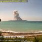 Gunung Anak Krakatau erupsi pada Rabu (8/7/2026) dengan kolom abu mencapai 200 meter di atas puncak. Warga dan wisatawan diminta menjauhi radius 3 kilometer dari kawah aktif. (Foto: PVMBG)