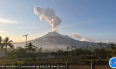Gunung Lewotobi Laki-Laki Erupsi Semburkan Abu Vulkanik Setinggi 1.600 Meter