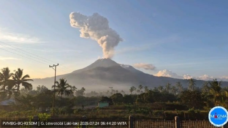 Gunung Lewotobi Laki-Laki di Kabupaten Flores Timur, Nusa Tenggara Timur (NTT), kembali erupsi pada Jumat (24/7/2026) pukul 06.39 Wita. Foto: PVMBG.