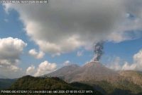 Gunung Lewotobi Laki-laki di Flores Timur kembali mengalami erupsi dengan kolom abu mencapai 1.000 meter di atas puncak, Sabtu (18/7/2026). Foto: Ist.
