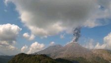 Gunung Lewotobi Laki-laki di Flores Timur kembali mengalami erupsi dengan kolom abu mencapai 1.000 meter di atas puncak, Sabtu (18/7/2026). Foto: Ist.