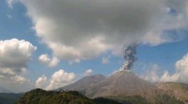 Gunung Lewotobi Laki-laki di Flores Timur kembali mengalami erupsi dengan kolom abu mencapai 1.000 meter di atas puncak, Sabtu (18/7/2026). Foto: Ist.