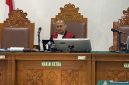 Hakim Tunggal Abdul Affandi saat membacakan putusan penolakan permohonan praperadilan mantan Wakil Kepala BGN Lodewyk Pusung di Pengadilan Negeri Jakarta Selatan, Kamis (30/7/2026), dengan alasan pengadilan tersebut tidak berwenang mengadili perkara tersebut. Foto: Ist.