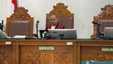 Hakim Tunggal Abdul Affandi saat membacakan putusan penolakan permohonan praperadilan mantan Wakil Kepala BGN Lodewyk Pusung di Pengadilan Negeri Jakarta Selatan, Kamis (30/7/2026), dengan alasan pengadilan tersebut tidak berwenang mengadili perkara tersebut. Foto: Ist.