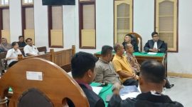 Eks Kadis DLH Kota Tebing Tinggi Muhammad Hasbie Ashshiddiqi dan 2 terdakwa lainnya di ruang Cakra 9 Pengadilan Negeri Medan, Rabu (22/7/2026). Foto: Ist.