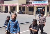 Wali Kota Tanjungbalai, Mahyaruddin Salim saat mendatangi Mapolres Tanjungbalai terkait kasus pencabulan anak yang melibatkan oknum bu guru ASN dan suami. Foto: Ist.