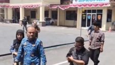Wali Kota Tanjungbalai, Mahyaruddin Salim saat mendatangi Mapolres Tanjungbalai terkait kasus pencabulan anak yang melibatkan oknum bu guru ASN dan suami. Foto: Ist.