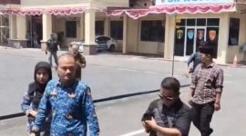 Wali Kota Tanjungbalai, Mahyaruddin Salim saat mendatangi Mapolres Tanjungbalai terkait kasus pencabulan anak yang melibatkan oknum bu guru ASN dan suami. Foto: Ist.