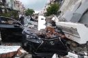 Suasana di komplek perumahan elite Jalan Mustang, Medan Polonia, usai ledakan dahsyat di sebuah rumah mewah, Senin (20/7/2026). Tampak sebuah mobil mewah Lexus ringsek tertimpa reruntuhan material bangunan. Foto: Ist.