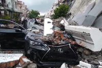 Suasana di komplek perumahan elite Jalan Mustang, Medan Polonia, usai ledakan dahsyat di sebuah rumah mewah, Senin (20/7/2026). Tampak sebuah mobil mewah Lexus ringsek tertimpa reruntuhan material bangunan. Foto: Ist.